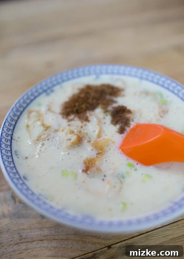 Salty soymilk (鹹豆漿) with toppings, a traditional Taiwanese breakfast