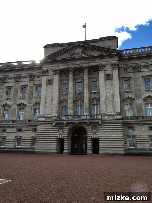 London: A Tourist's Delight 21 Buckingham Palace facade