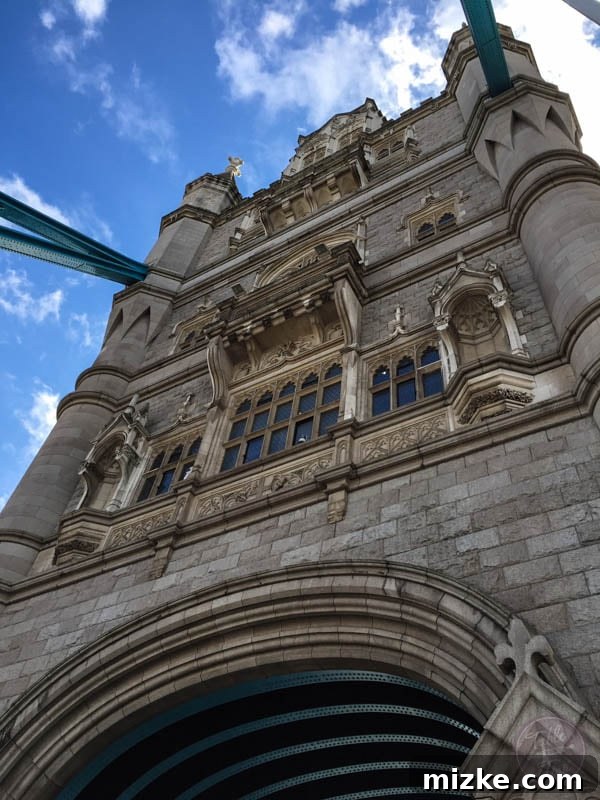 London: A Tourist's Delight 7 Historic buildings along the River Thames