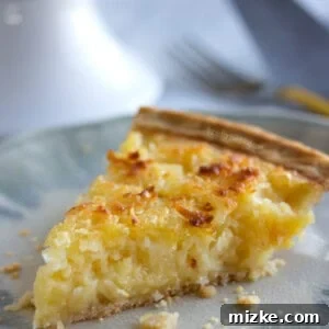 Main image of the Easy Tropical Pie, showing its beautiful golden crust and creamy filling, perfect for a summer dessert.
