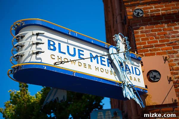Experience the diverse culinary scene of San Francisco. A vibrant and inviting restaurant interior, setting the mood for a delicious meal.
